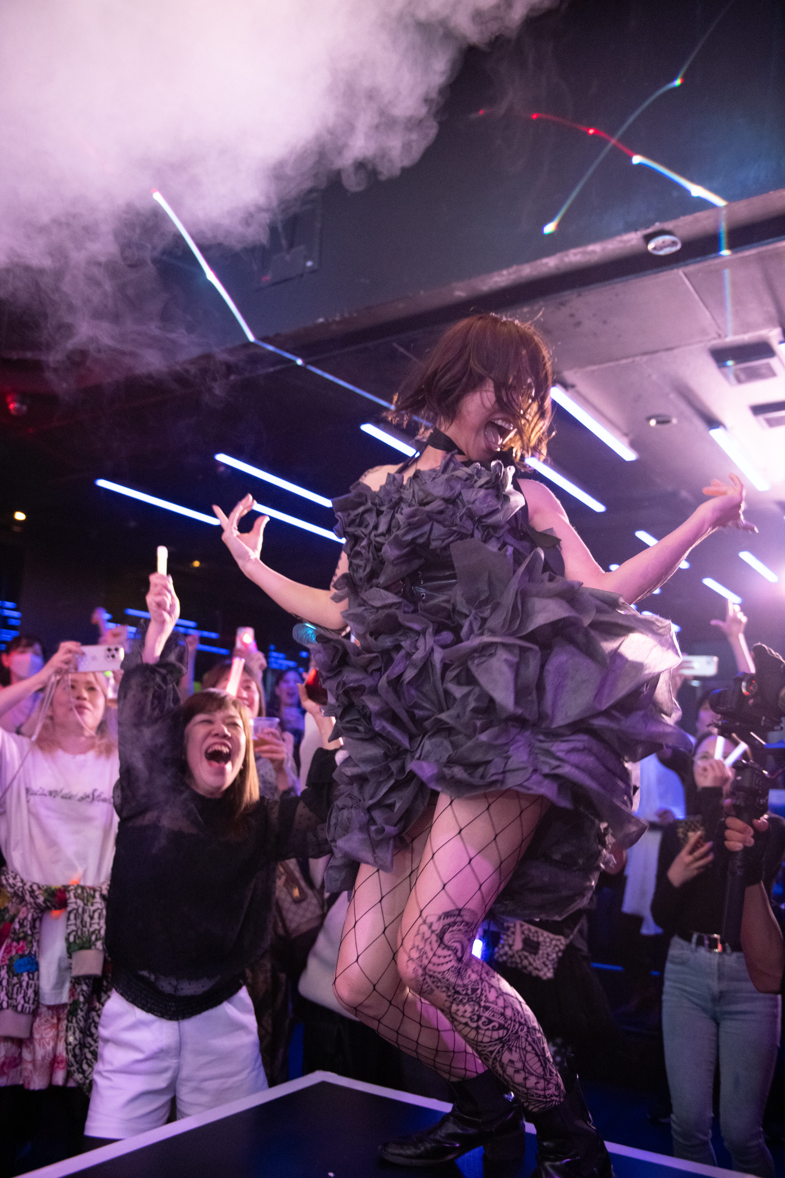 観客の近くで表現するBomBomDressのモデル